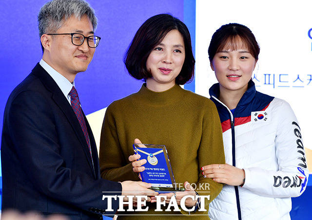 박린컨 한국 P&G 전 전무(왼쪽)에게 감사패 받는 박승희 선수 모녀