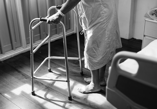 우리나라의 고령화가 빠르게 진행되고 있는 가운데 국민들이 노후 질병에 대비할 수 있도록 국가의 지원이 필요하다. /pixabay