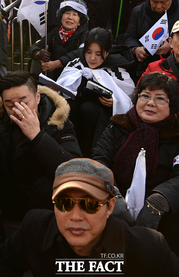 공화당 신동욱 총재(앞) 뒤에 앉은 강유미