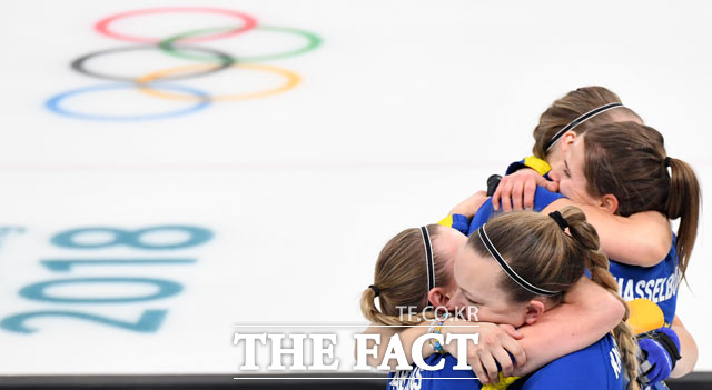 스웨덴 여자 컬링 대표팀이 23일 오후 강원도 강릉 컬링센터에서 열린 2018 평창동계올림픽 여자 컬링 준결승전에서 영국을 상대로 10-5의 승리를 거둔 뒤 포옹하고 있다./남윤호 기자