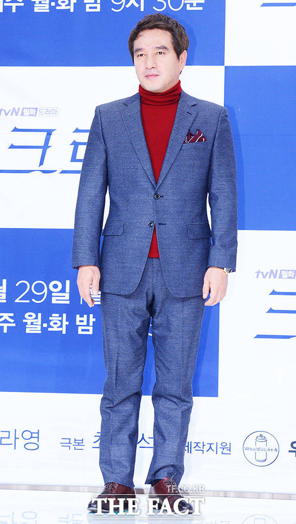 성추행 의혹 조재현 나는 죄인 성추행 의혹을 받고 있는 배우 조재현이 24일 관련 의혹을 인정하고 모든 걸 내려 놓겠다고 밝혔다. /더팩트DB