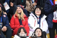 [TF포토] 스노보드 경기 보며 웃는 김정숙 여사와 이방카