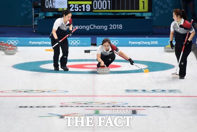 한국 여자 컬링 대표팀이 25일 강릉 컬링센터에서 스웨덴을 상대로 2018 평창올림픽 컬링 여자 4인조 결승전을 치르고 있다. /강릉=남윤호 기자