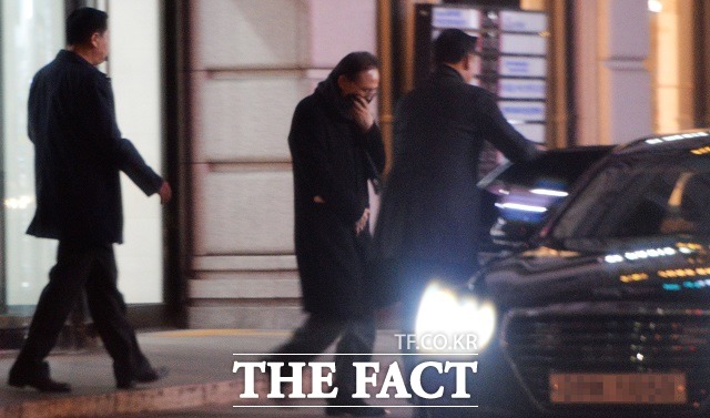 사진은 이명박 전 대통령이 지난 15일 설 명절 측근들을 만나기 위해 삼성동 사무실에서 나와 차량에 오르던 당시. /김세정 인턴기자