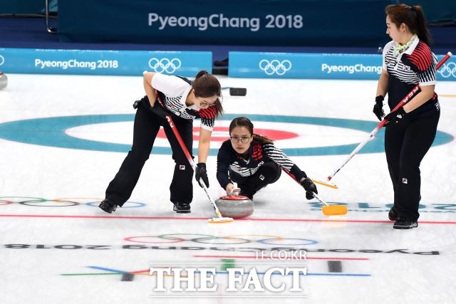 한국 여자 컬링 대표팀이 25일 강릉 컬링센터에서 열리고 있는 2018 평창올림픽 컬링 여자 4인조 결승 스웨덴전에서 2엔드 현재 1-0으로 앞서 있다. /강릉=남윤호 기자