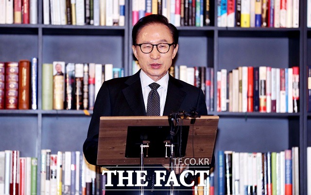 검찰의 이명박 전 대통령 소환이 임박하는 분위기다. 검찰은 25일 MB의 아들 이시형 씨를 비공개로 소환하는 등 이 전 대통령 소환을 위한 막바지 준비를하는 것으로 보인다. 사진은 지난달 17일 이 전 대통령이 삼성동 사무실에서 자신과 측근들을 향한 수사 등과 관련한 입장을 발표하던 당시. /이덕인 기자