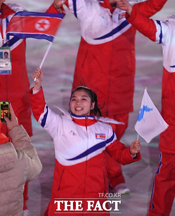 2018 평창동계올림픽 폐회식이 25일 오후 8시 강원도 평창 올림픽스타디움에서 열려 17일간의 여정을 마무리하고 대단원의 막을 내리는 가운데 북한 선수가 인공기와 한반도 기를 같이 들고 입장하고 있다. /임영무·남윤호기자