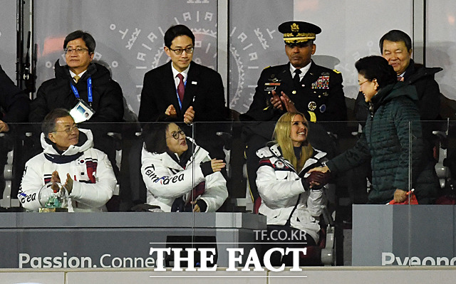 차기 개최국인 중국 류옌둥 국무원 부총리(오른쪽)에게 박수를 보내는 문재인 대통령, 김정숙 여사, 이방카 트럼프 백악관 보좌관(왼쪽부터)