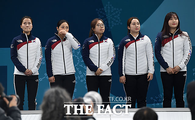 만감교차하는 한국 컬링 대표팀 선수들.