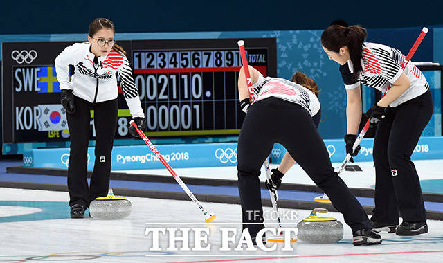 한국 여자 컬링 대표팀이 25일 오전 강릉 컬링센터에서 열린 2018 평창올림픽 컬링 여자 4인조 결승전에서 스웨덴에 패하며 은메달을 목에 걸었다. /강릉=임영무 기자