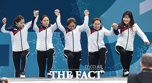 은메달을 딴 한국 선수들이 시상대에 오르고 있다. 왼쪽부터 김은정, 김경애, 김선영, 김영미, 김초희.