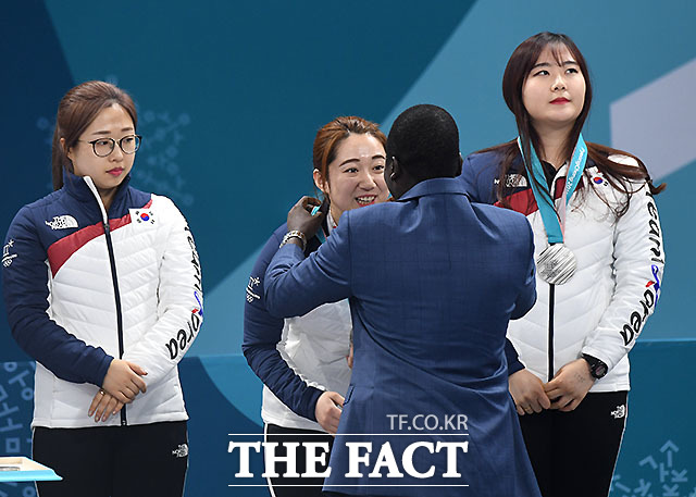 25일 오전 강원도 강릉 컬링센터에서 2018 평창동계올림픽 여자 컬링 한국과 스웨덴의 결승전이 열린 가운데 김선영, 김영미, 김초희(왼쪽부터)가 은메달을 받고 있다. /임영무 기자