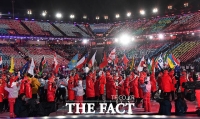 [TF포토] '올림픽의 주인공' 국기 흔들며 입장하는 선수단