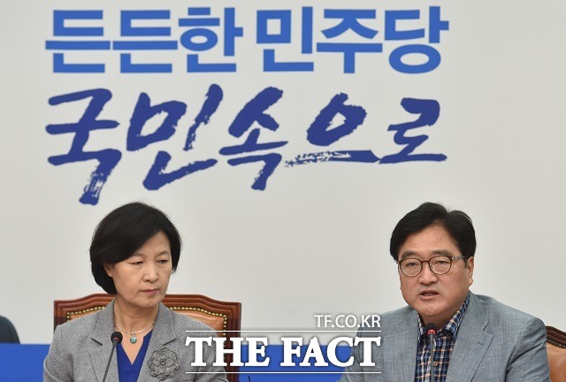 더불어민주당은 최근 당내 성과 관련한 의혹이 잇따라 불거지면서 야권의 공세를 받고 있다. 사진은 민주당 추미애(왼쪽)·우원식 원내대표. /더팩트 DB