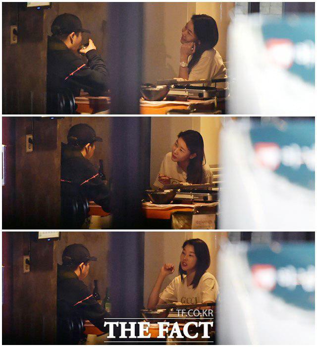 나 혼자 산다 1호 실제 커플 전현무(왼쪽)와 한혜진이 23일 서울 강남구 압구정동의 한 고깃집에서 사랑으로 충만한 저녁 식사를 즐기고 있다. /배정한 기자