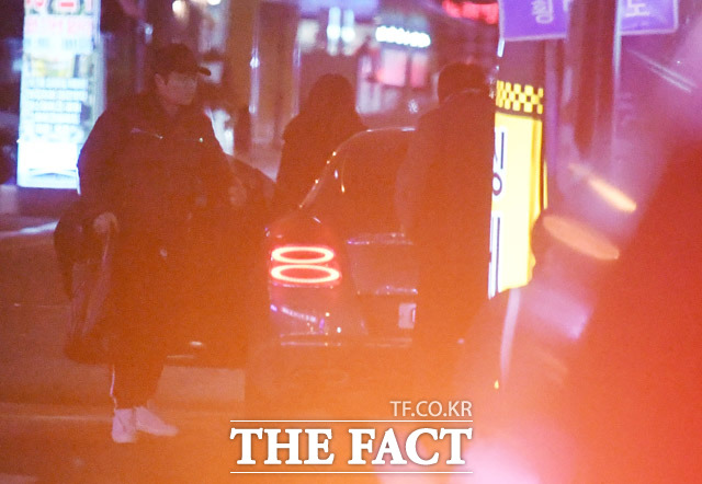 지난 20일, 한혜진 아파트 앞 식당을 찾아 차에서 내리고 있는 전현무.