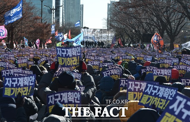 26일 금호타이어 주가가 노사 합의 무산 가능성에 급락세를 보이고 있다. 사진은 지난달 24일 금호타이어 노조가 사측의 경영 정상화 방안에 반대하기 위해 결의대회를 진행하고 있는 모습. /김세정 인턴기자