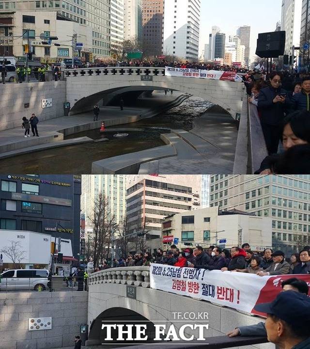 규탄대회에 참여한 당원들이 청계천 다리 난간에 아슬아슬하게 기대어 있다. /이원석 기자