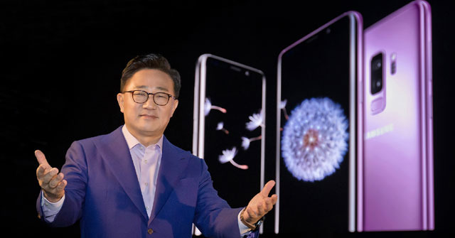 삼성전자는 26일 차세대 전략 스마트폰 갤럭시S9을 공개했다. 고동진 삼성전자 IT·모바일(IM) 부문장이 갤럭시S9을 소개하고 있다. /삼성전자 제공
