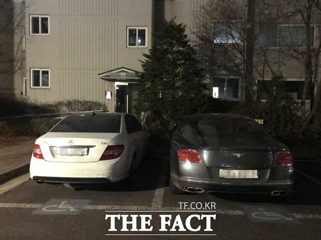 연인의 집을 찾은 방송인 전현무의 차량(오른쪽)이 늦은 밤 서울 강남구 논현동  한혜진의 아파트 주차장에 세워져 있다. /임세준 기자