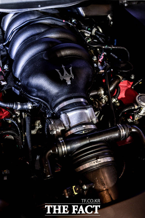 4.7L V8 자연 흡기 엔진을 탑재하여 최대 출력 460마력으로 4.7초 만에 정지상태에서 100km/h까지 가속할 수 있다.