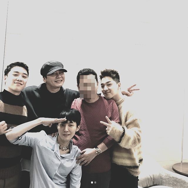 <b>YG FAMILY 모자를 쓴 지드래곤.</b> YG엔터테인먼트 양현석 대표는 27일 그룹 빅뱅 멤버 지드래곤 입대 당일, 지드래곤 사진을 인스타그램에 게재했다. /양현석 인스타그램