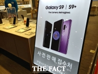  [TF초점] 막 오른 스마트폰 대전…갤럭시S9·V30S씽큐 예약 판매 돌입