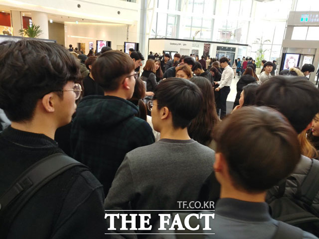 이날 평일과 궂은 날씨에도 불구하고 갤럭시S9 스튜디오는 제품을 체험하기 위해 몰린 방문객들로 북새통을 이뤘다. /영등포=이성락 기자