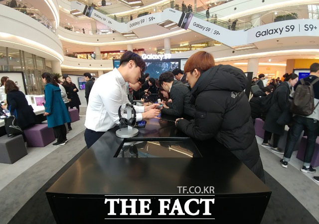 삼성전자 차세대 전략 스마트폰 갤럭시S9의 예약 판매가 시작된 28일 서울 영등포 타임스퀘어에 삼성전자의 신제품 체험존 갤럭시S9 스튜디오가 문을 열었다. /영등포=이성락 기자