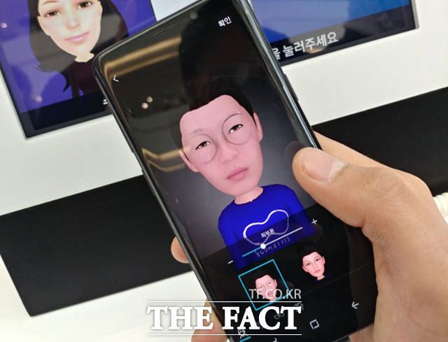 갤럭시S9의 AR 이모지를 사용하면 사용자의 모습을 3D 캐릭터로 생성해낼 수 있다. /이성락 기자
