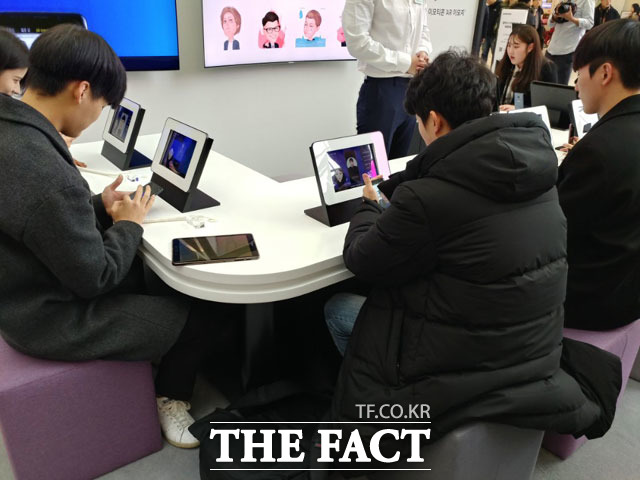 갤럭시S9 스튜디오 방문객이 AR 이모지를 체험하고 있다. /영등포=이성락 기자