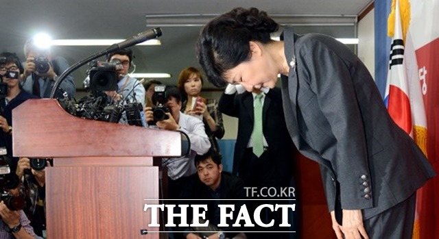 사진은 지난 2012년 9월 24일 오전 9시, 새누리당(현 자유한국당) 박근혜 대통령 후보가 여의도 당사에서 과거사 인식 논란과 관련해 입장을 표명하고 사과하는 모습. /더팩트DB