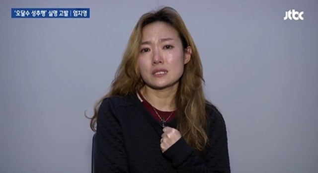 배우 오달수의 공식 사과에 앞서 연극배우 엄지영은 27일 JTBC 뉴스룸에 출연, 과거 오달수에게 성폭행 당한 사실을 폭로했다. /JTBC 뉴스룸 방송 캡처