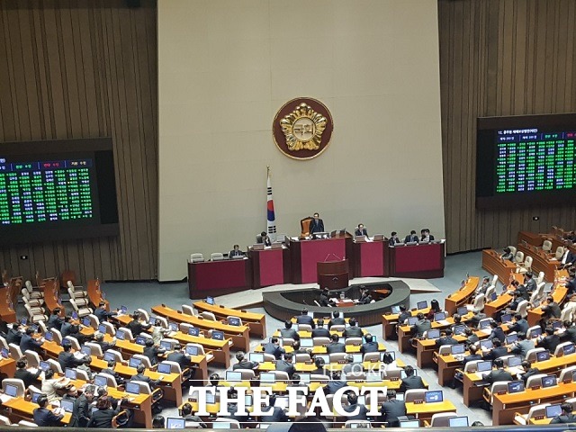 국회가 28일 본회의를 열고 5·18 민주화운동 진상규명을 위한 특별법안(대안) 등을 상정하고 표결하고 있다. /국회=신진환 기자