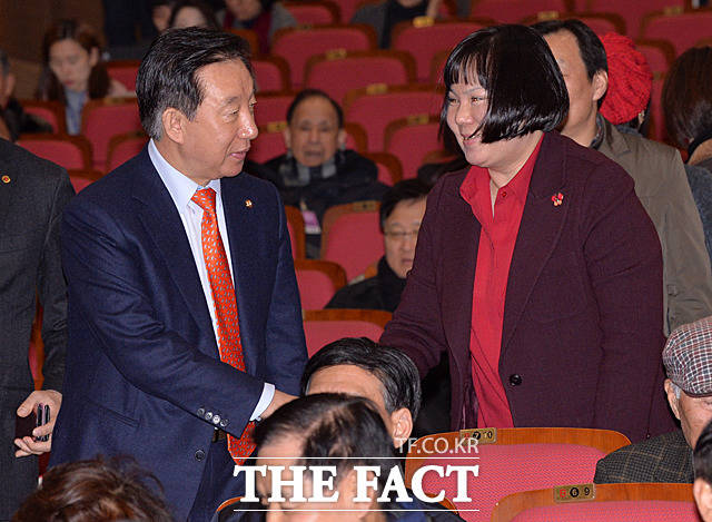 토론회에 참석하는 김성태 원내대표(왼쪽)