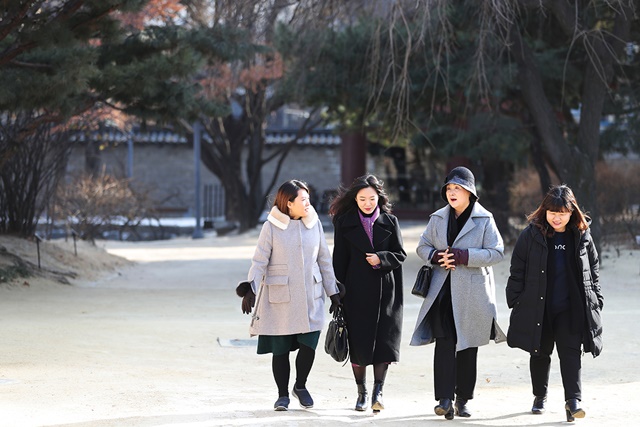 최근 미투 운동이 확산한 가운데 문재인 대통령은 지난달 26일 적극 지지한다고 밝혔다. 사진은 여성 문제에 관심이 많은 것으로 알려진 김정숙 여사가 지난 1월 초 여성 창업자들 만나 환담을 나누는 모습. /청와대 제공