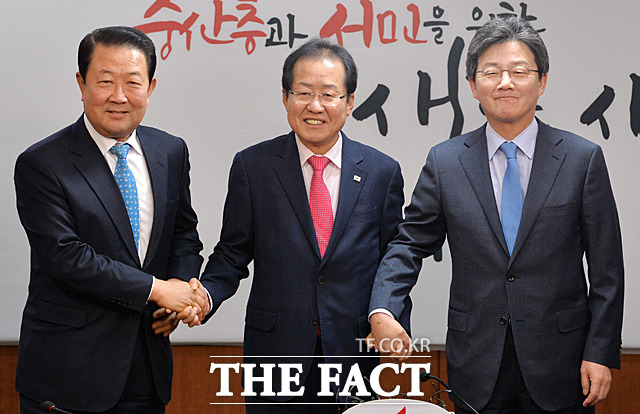 사진은 지난달 23일 홍준표(가운데) 자유한국당 대표가 서울 여의도 당사에서 예방한 박주선(왼쪽), 유승민 신임 공동대표와 만나 인사하는 모습. /문병희 기자