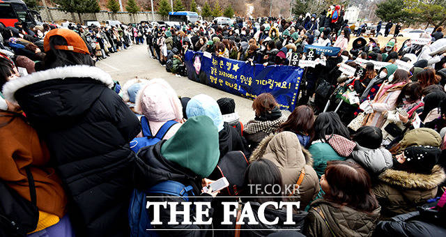 5일 정용화의 입대 현장을 지켜보기 위해 수많은 팬들이 강원도 화천 육군 제15보병사단 승리부대 신병교육대를 찾아 정용화를 기다리고 있다. /화천=이덕인 기자