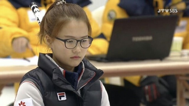 4년 전 한 방송을 통해 공개된 안경 선배 김은정의 귀여운 과거 모습에 네티즌들이 뜨거운 관심을 보이고 있다. /JTV SBS 영상 캡처