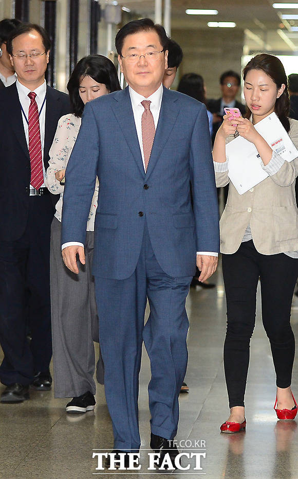 대북 특별사절단 수석인 정의용 청와대 국가안보실장은 5일 방북을 앞두고 한반도 비핵화와 항구적인 평화를 만들어 나가고자 하는 문재인 대통령의 의지를 분명히 전달할 것이라고 밝혔다. 사진은 지난해 5월 국회를 찾아 야당 지도부 예방을 위해 이동하는 정 실장의 모습. /더팩트DB