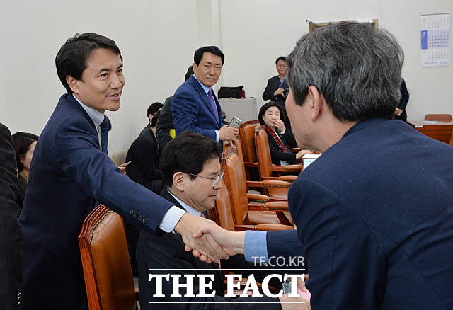 김진태 자유한국당 의원(왼쪽)과 이인영 소위원장이 인사하고 있다.