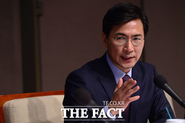 성폭행 파문이 일자 안희정 충남도지사는 저로 인해 고통을 받았을 김지은 씨에게 정말 죄송하다며 오늘부로 도지사 직을 내려놓겠다고 밝혔다. /남윤호 기자