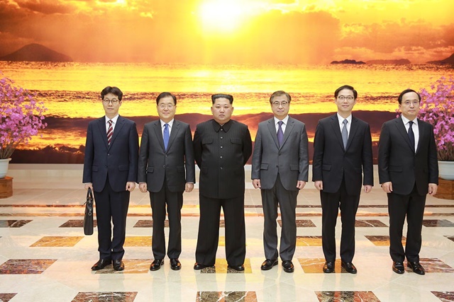 정의용(왼쪽 두 번째) 실장을 수석으로 한 대북특사단과 김정은 위원장이 기념사진을 찍고 있다./청와대 제공