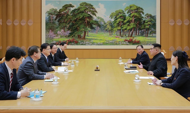 김정은(오른쪽 가운데) 위원장과 대북특사단이 접견해 대화를 나누고 있다./청와대 제공