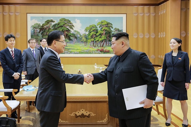 김정은 위원장과 정의용 실장이 접견한 뒤 서로를 마주보는 가운데 여동생인 김여정(오른쪽) 노동당 중앙위 제1부부장도 배석해 눈길을 끈다./청와대 제공