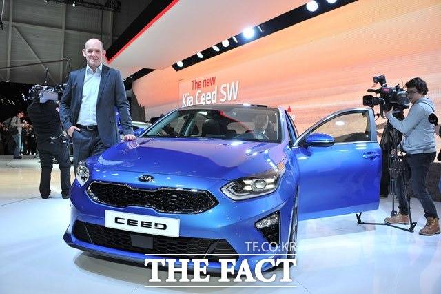 기아자동차 마이클 콜 기아차 유럽법인(KME) 부사장이 제네바 모터쇼에서 유럽 시장에서 흥행몰이 중인 해치백 씨드의 신형 모델을 세계 최초로 공개했다./ 사진 진영석 기자