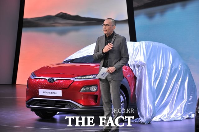 현대자동차가 6일(현지시간) 스위스 제네바 팔렉스포에서 열린 2018 제네바 국제 모터쇼에서 자사 최초 소형 SUV 코나를 기반으로 한 전기차 모델 코나 일렉트릭을 유럽 시장 최초로 공개했다