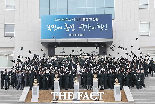문재인 대통령이 6일 오후 서울 태릉 육군사관학교에서 열린 육군 사관학교 졸업 및 임관식에 참석했다./청와대 제공