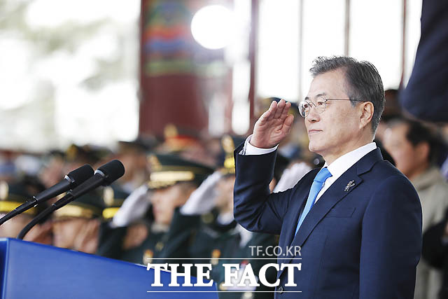 문재인 대통령이 6일 오후 서울 태릉 육군사관학교에서 열린 육군 사관학교 졸업 및 임관식에 참석했다./청와대 제공