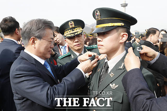 문재인 대통령이 6일 오후 서울 태릉 육군사관학교에서 열린 육군 사관학교 졸업 및 임관식에 참석했다./청와대 제공